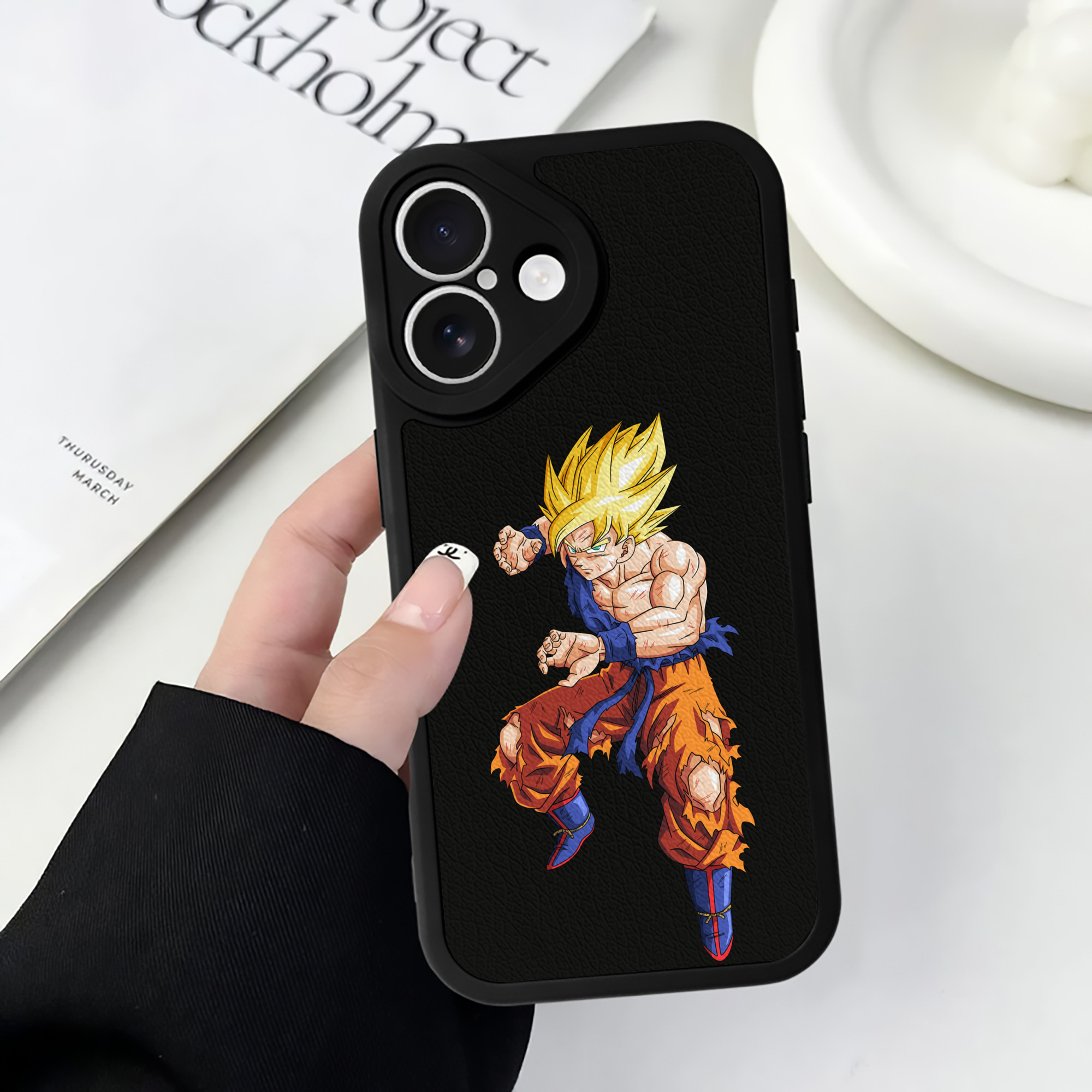 （画像用） ドラゴンボール 孫悟空（そん ごくう）Son Goku カカロット DRAGON BALL Kakarotto 【iPhone 16シリーズ対応】シリコンスマホケース（レザー調） 材質：シリコン